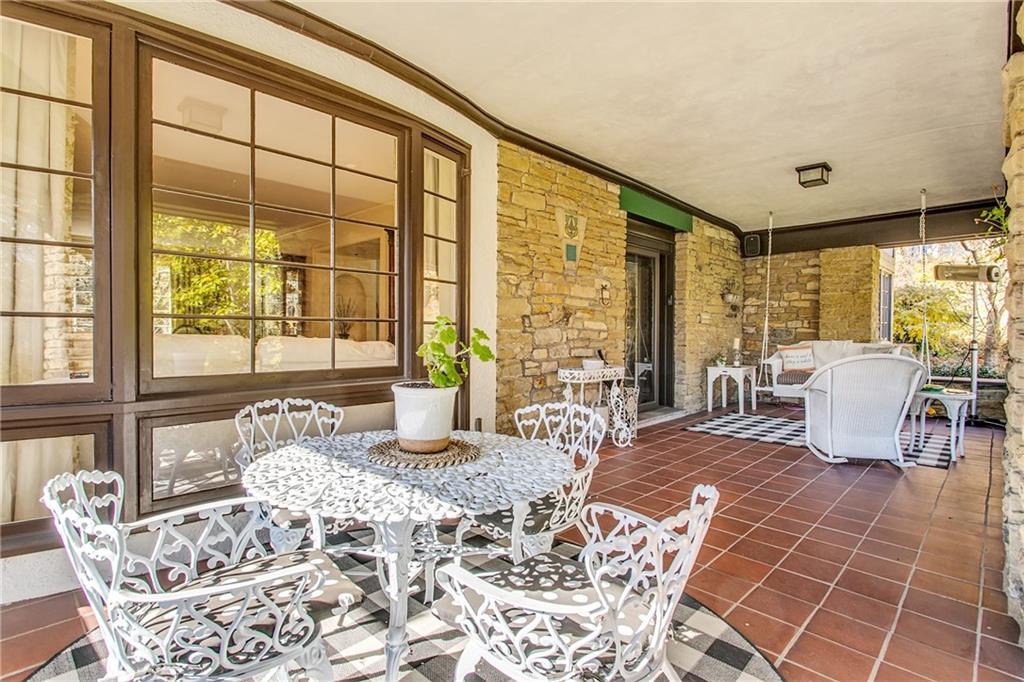 213 Hampton Road Pittsburgh, PA 15215 - Photo 3 of 21 a living room with furniture