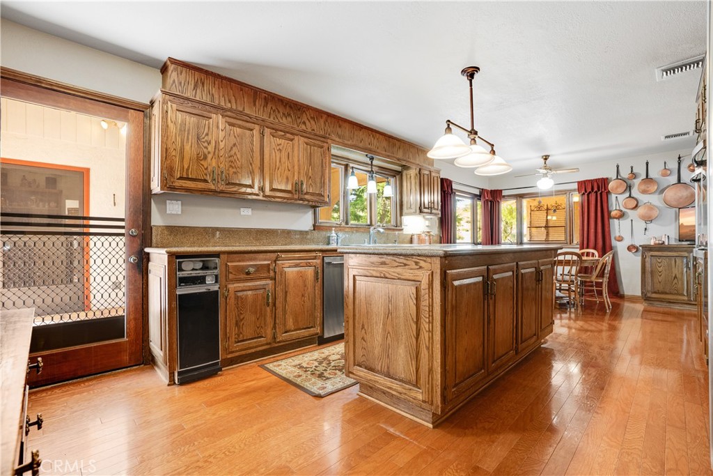 30334 Byfield Road Castaic, CA 91384 - Photo 11 of 48 Kitchen