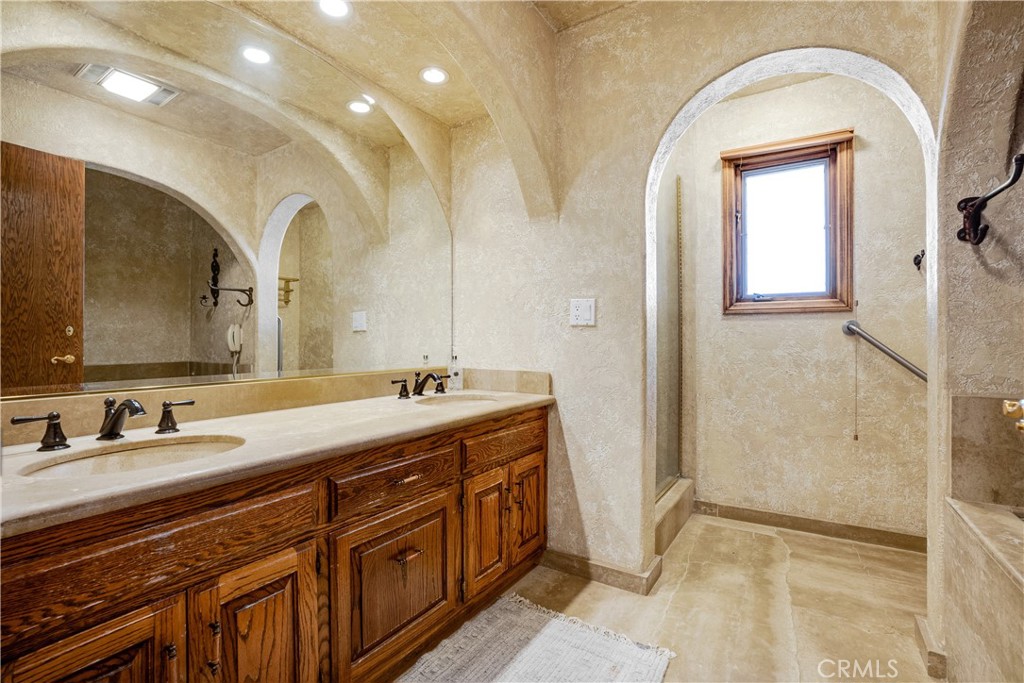 30334 Byfield Road Castaic, CA 91384 - Photo 26 of 48 Primary bathroom