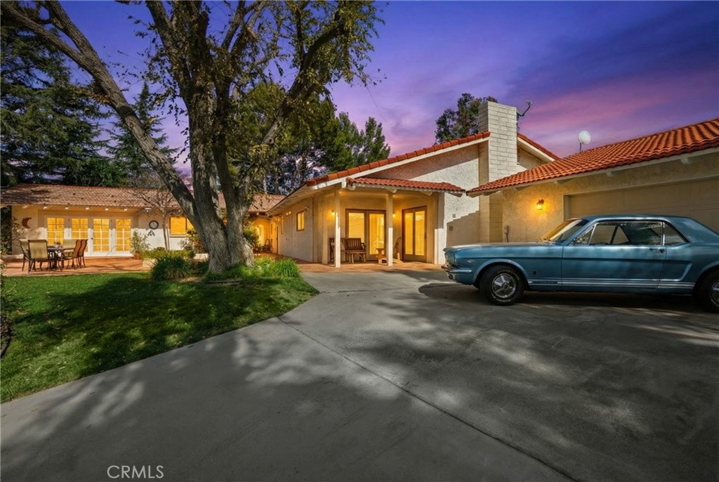 30334 Byfield Road Castaic, CA 91384 - Photo 3 of 48 Garage area and driveway