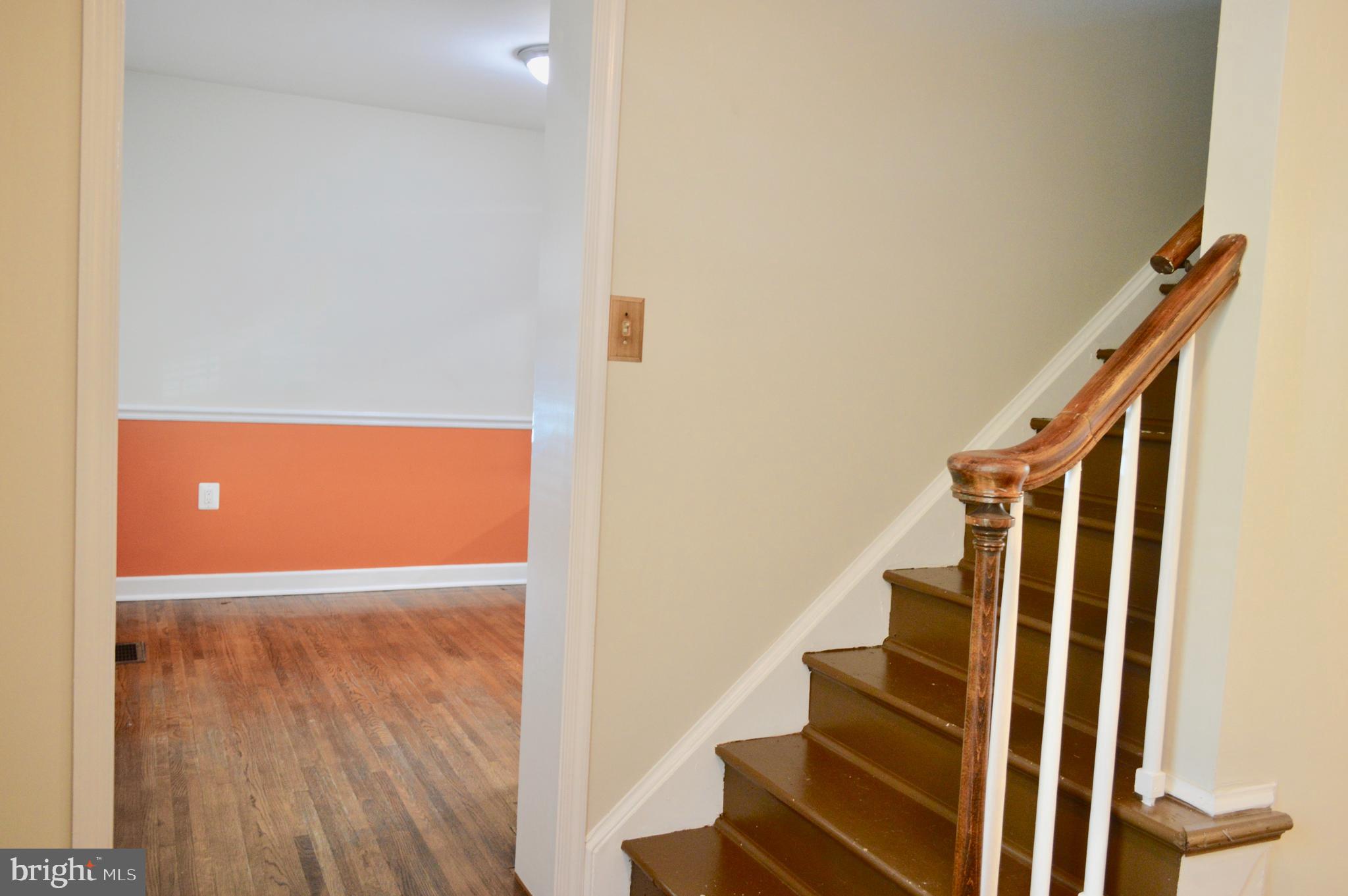 7 Honey Brook Circle Gaithersburg, MD 20878 - Photo 4 of 38 Stairway and entrance to dining