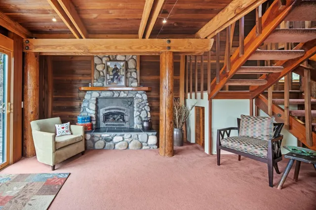 a view of entryway with a rug