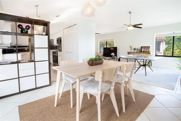 $4,000 | 524 Village Lake Drive, Unit 524, Weston, FL 33326