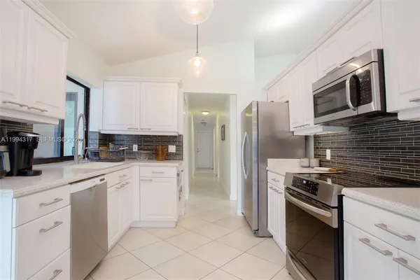 $4,000 | 524 Village Lake Drive, Unit 524, Weston, FL 33326