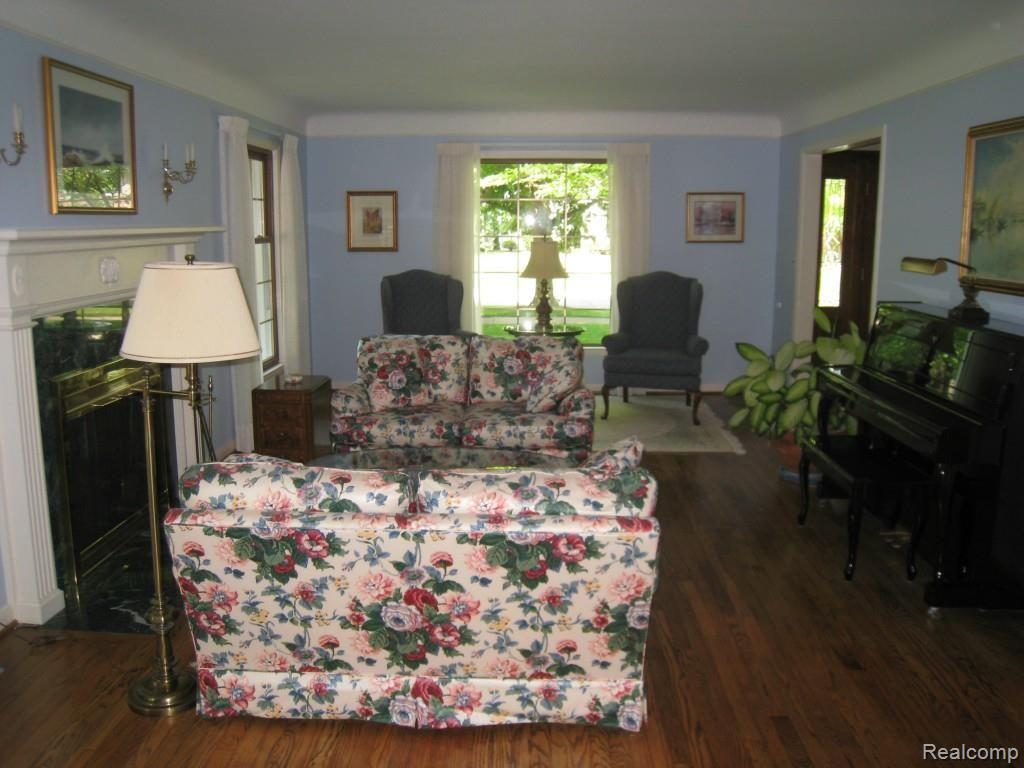 1032 Yorkshire Road Grosse Pointe, MI 48230 - Photo 2 of 21 Living Room