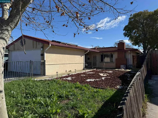 a view of a house with backyard and garden