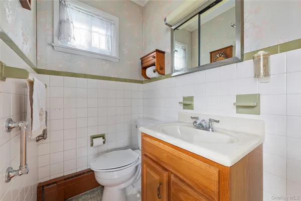 $1,499,999 | 806 Clintonville Street | Whitestone