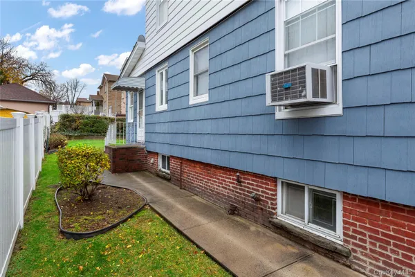 $1,499,999 | 806 Clintonville Street | Whitestone