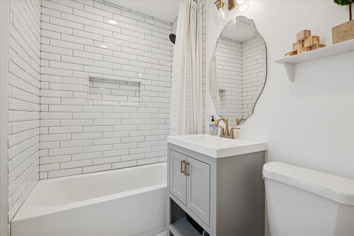 736 Ottawa Avenue Park Ridge, IL 60068 - Photo 21 of 33 a bathroom with a sink a toilet and shower