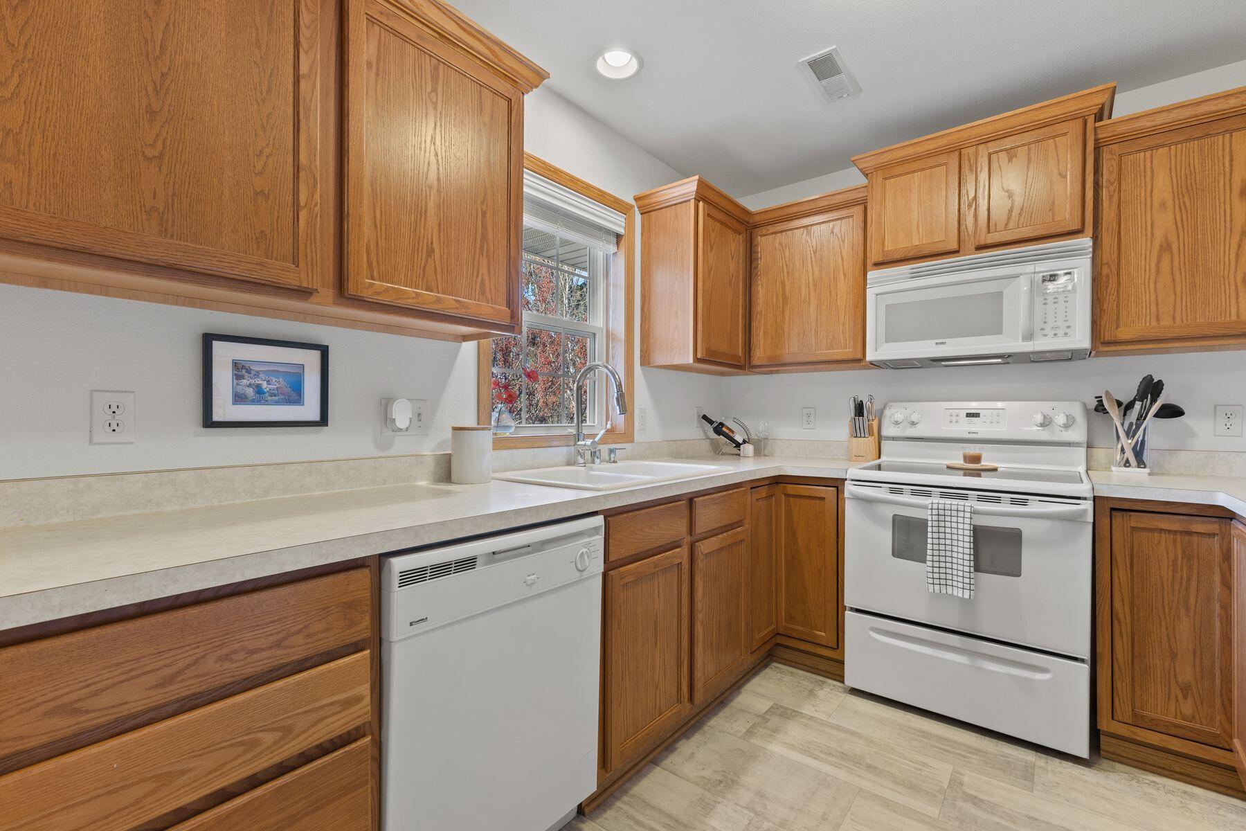 1513 92nd Street, Unit 47 Sturtevant, WI 53177 - Photo 8 of 34 Kitchen
