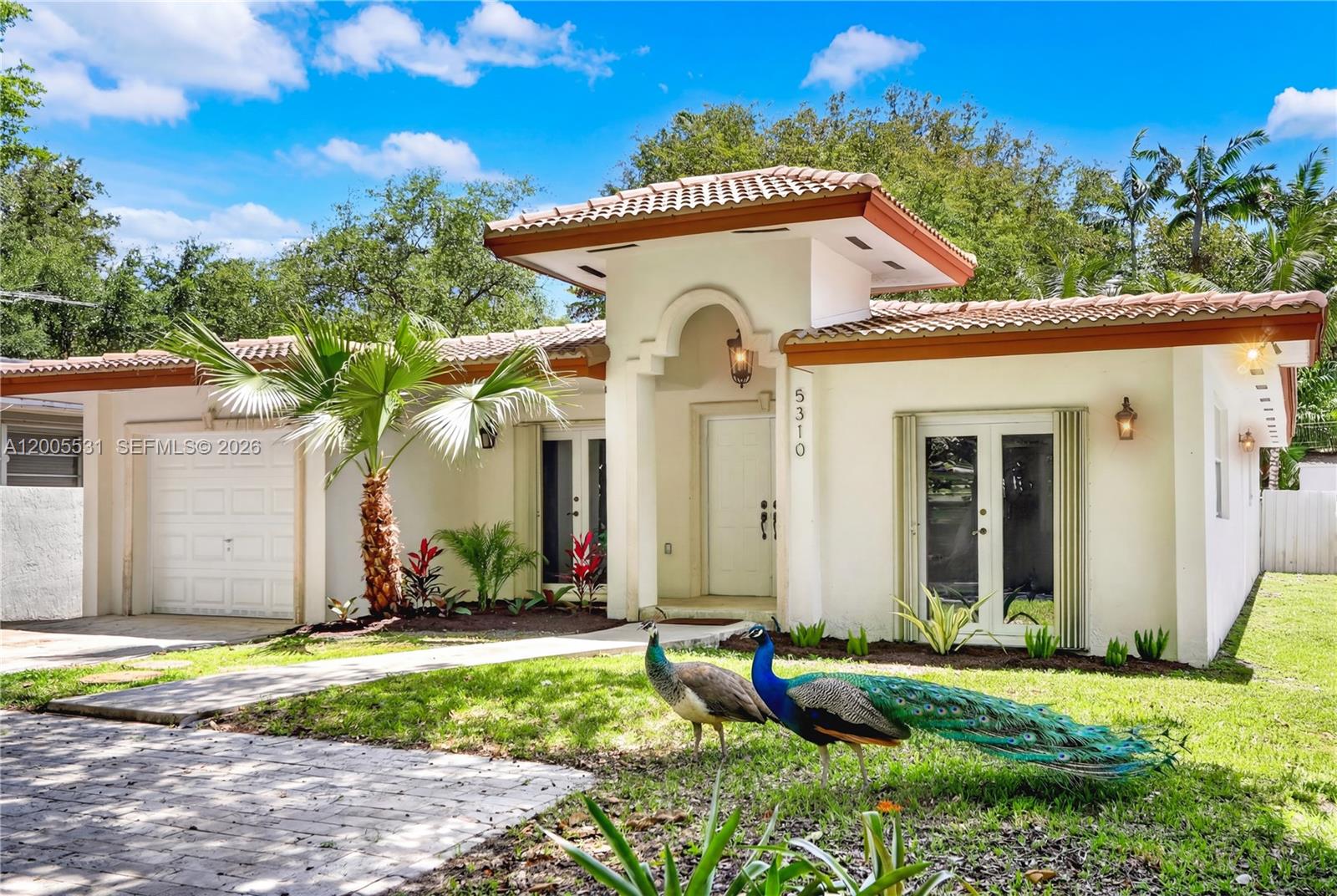 a view of a house with backyard and garden