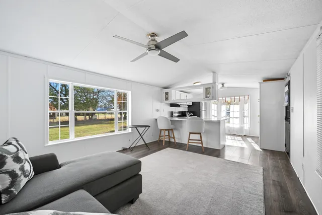 $189,750 | 179 Maple Avenue, Farmington, ME 04938