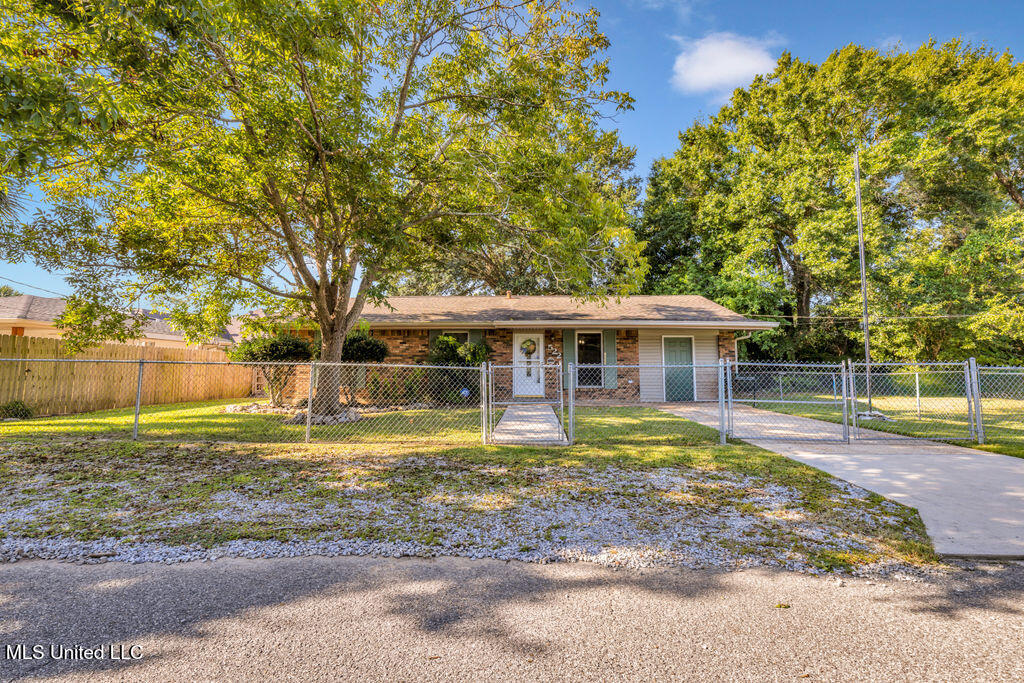 522 Genin Street Bay St. Louis, MS 39520 - Photo 2 of 34 522GeninSt-1