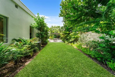 a view of yard with green space