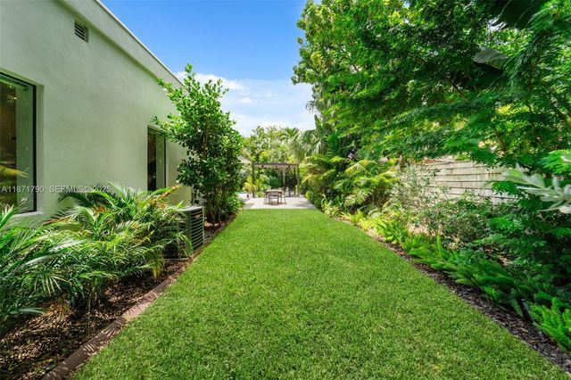 a view of yard with green space