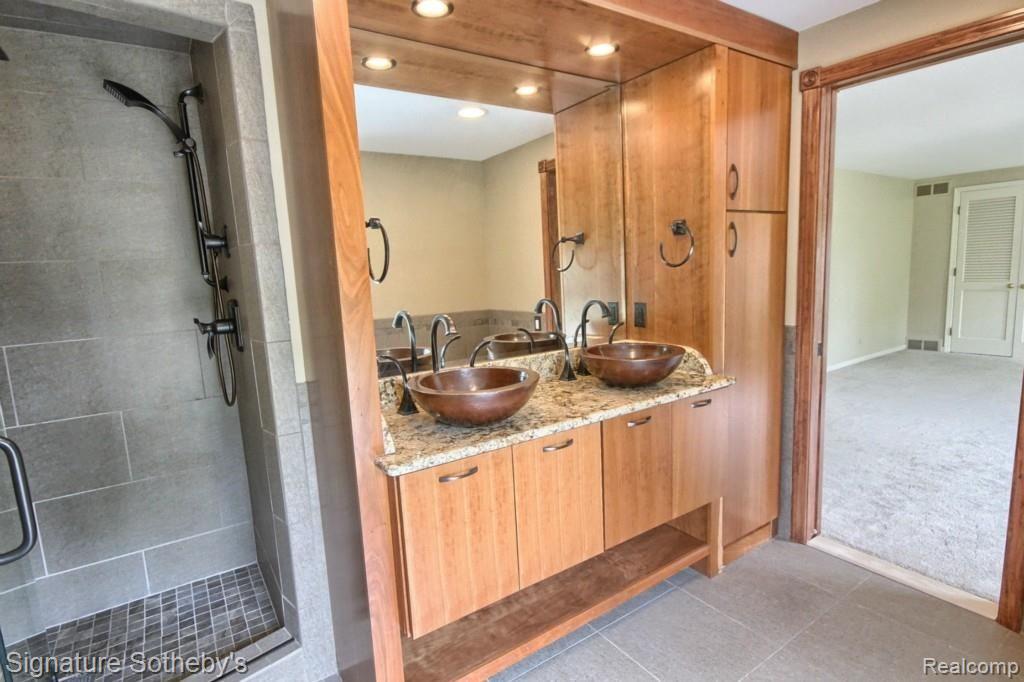 4137 Nearbrook Road Bloomfield Hills, MI 48302 - Photo 16 of 28 Master_Bathroom_2nd_View.jpg