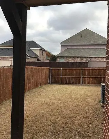 a view of a backyard