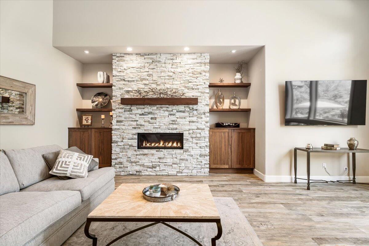 1074 Highland View Loop Redmond, OR 97756 - Photo 15 of 67 12-Living Area