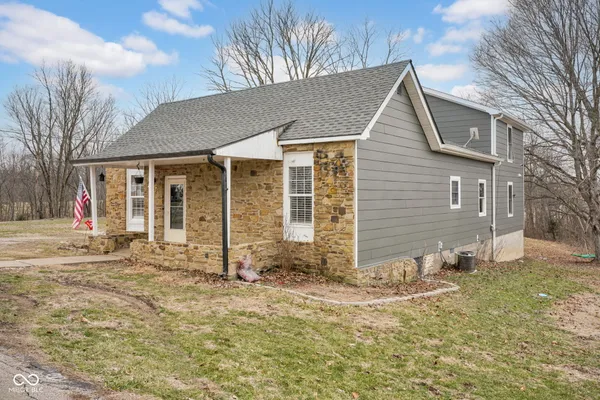 $299,999 | 11074 North Cross Street, Hope, IN 47246