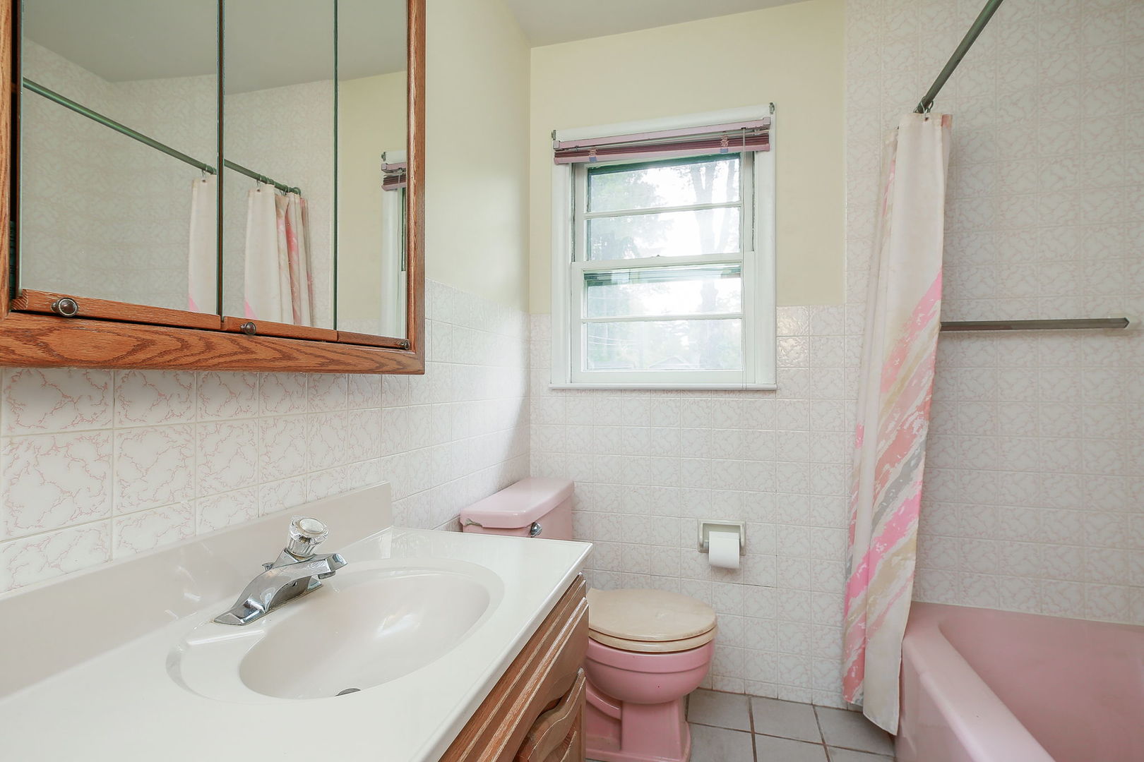 1170 South Broadway Road Montgomery, IL 60538 - Photo 18 of 25 a bathroom with a sink toilet and tub