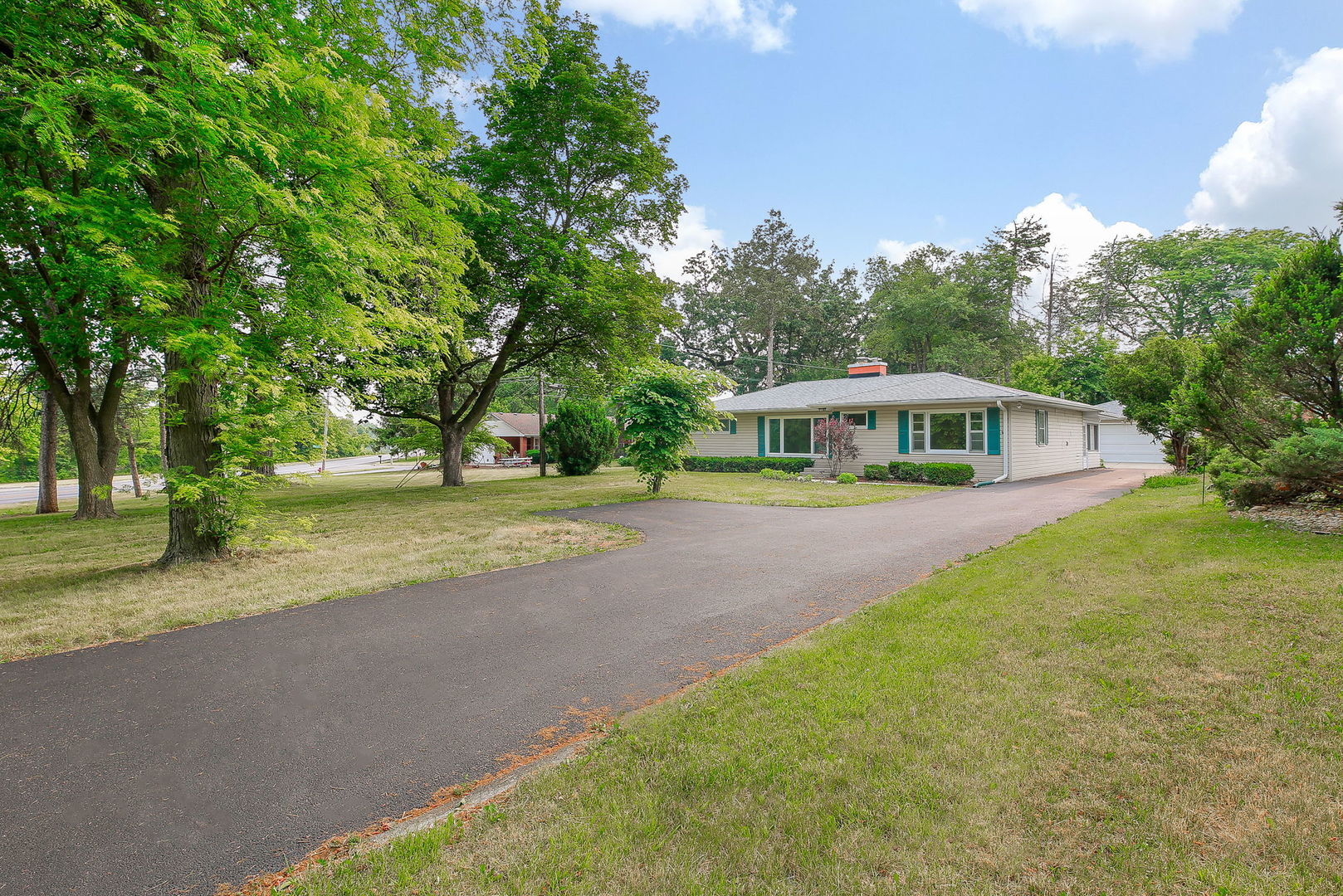 1170 South Broadway Road Montgomery, IL 60538 - Photo 3 of 25 a front view of a house with yard and green space
