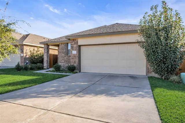 $2,300 | 13313 Emerald Mallard Drive, Texas City, TX 77568