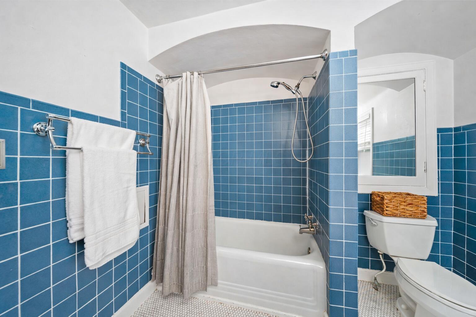 367 East Dunedin Road Columbus, OH 43214 - Photo 21 of 39 Full Bathroom