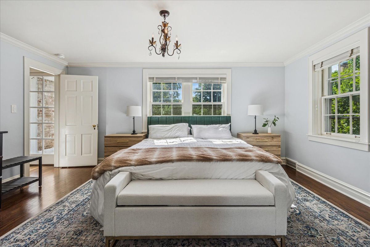 526 Orchard Lane Winnetka, IL 60093 - Photo 14 of 29 a spacious bedroom with a bed and wooden floor