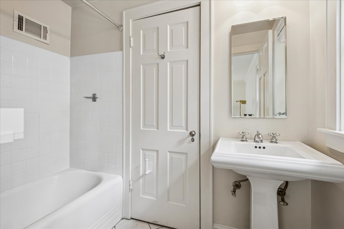526 Orchard Lane Winnetka, IL 60093 - Photo 18 of 29 a bathroom with a sink and a bathtub
