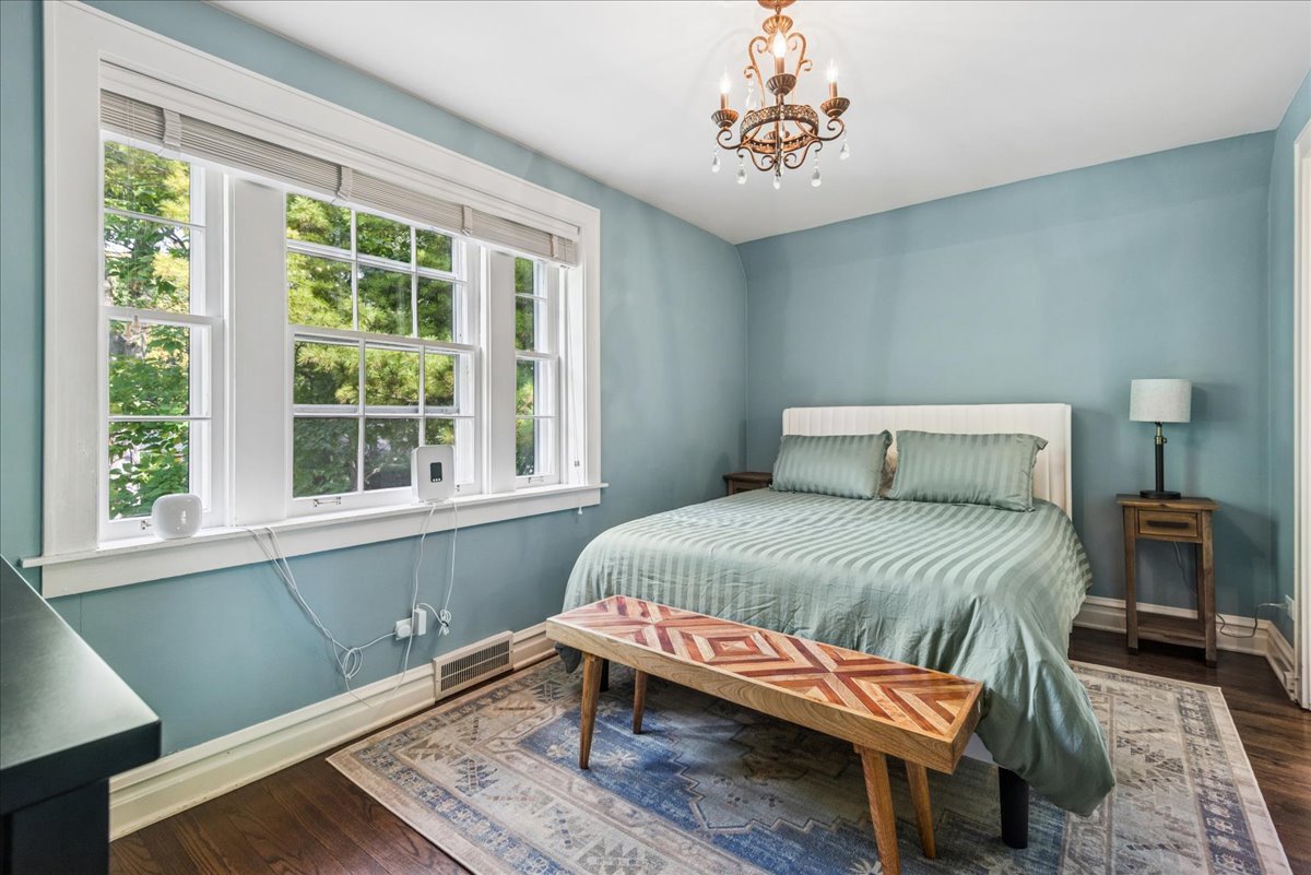 526 Orchard Lane Winnetka, IL 60093 - Photo 20 of 29 a bedroom with a bed and a window