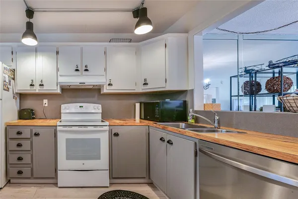 $139,000 | 3920 Inverrary Boulevard, Unit 404C, Lauderhill, FL 33319