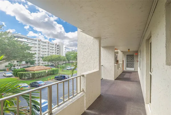 $139,000 | 3920 Inverrary Boulevard, Unit 404C, Lauderhill, FL 33319