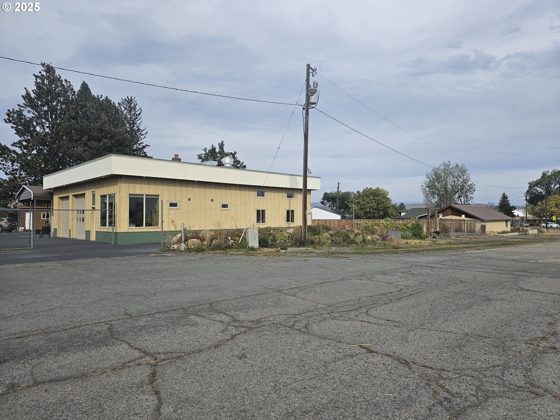 995 3rd Street North Powder, OR 97867 - Photo 2 of 28 a front view of a house with a yard and garage