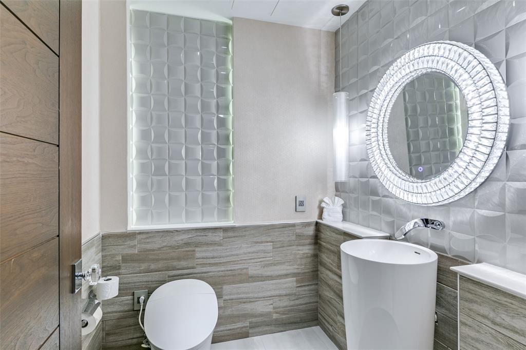 4005 Gaston Avenue, Unit PH2 Dallas, TX 75246 - Photo 17 of 33 Bathroom featuring tile walls