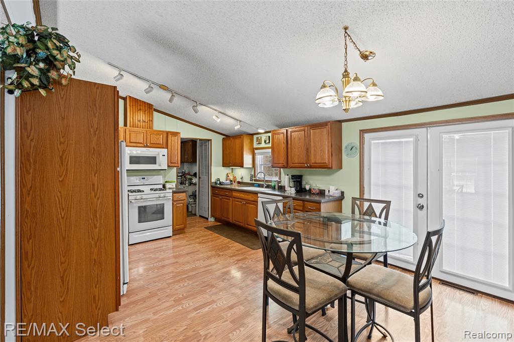 11061 Main Road Fenton, MI 48430 - Photo 4 of 27