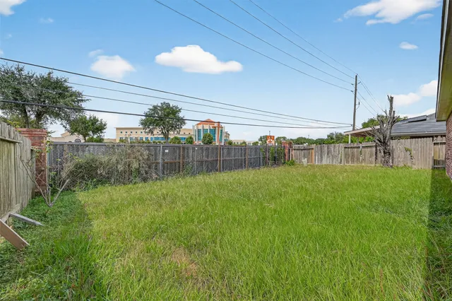 a view of a back yard