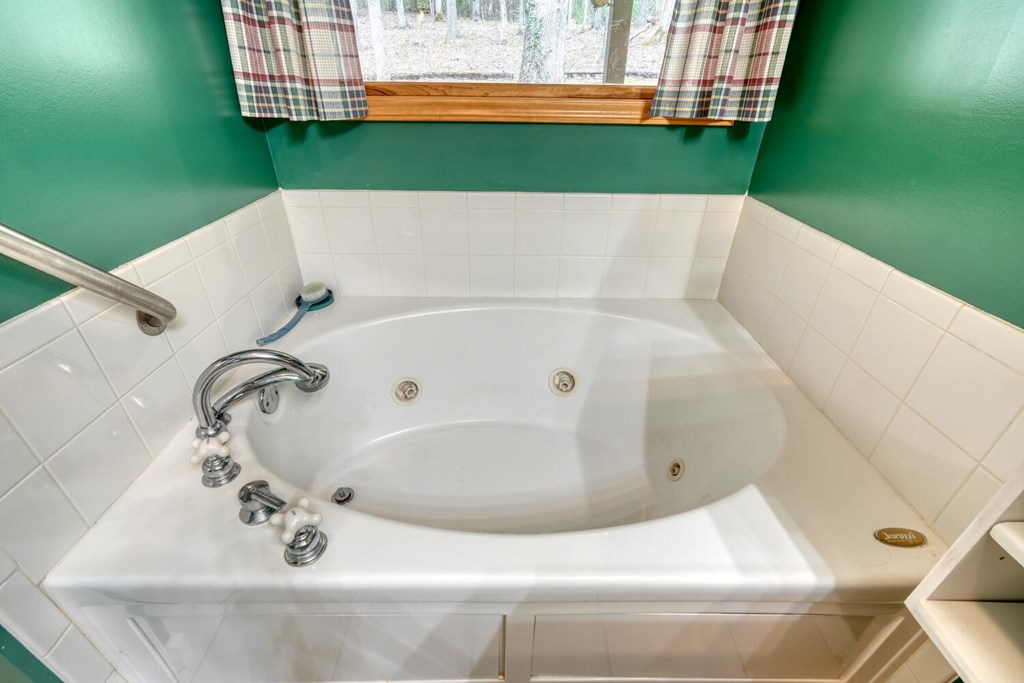 2478 High River Road Hiawassee, GA 30546 - Photo 22 of 67 a bathroom with a bathtub and window