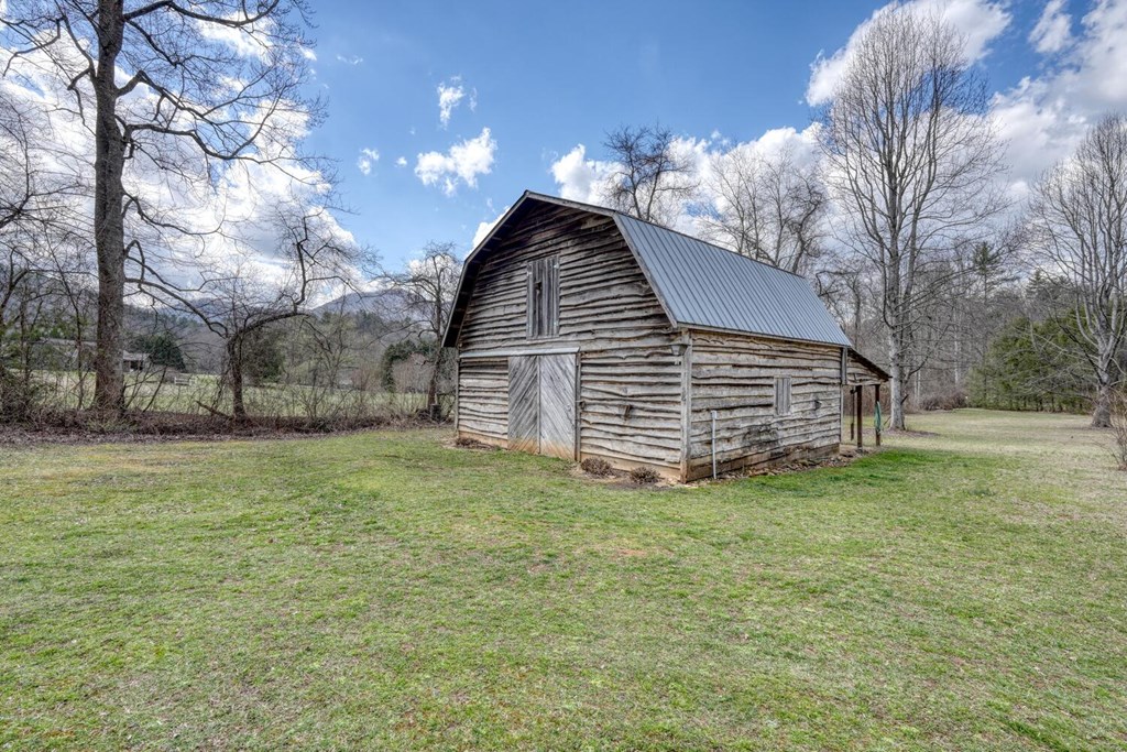 2478 High River Road Hiawassee, GA 30546 - Photo 4 of 67 a backyard of a house with lots of green space