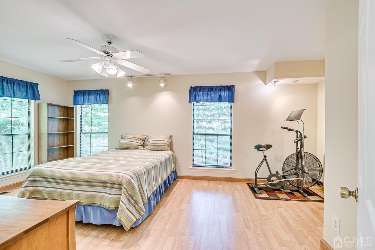 1606 Timber Oaks Road Edison, NJ 08820 - Photo 20 of 33 a bedroom with a bed and a table with closet