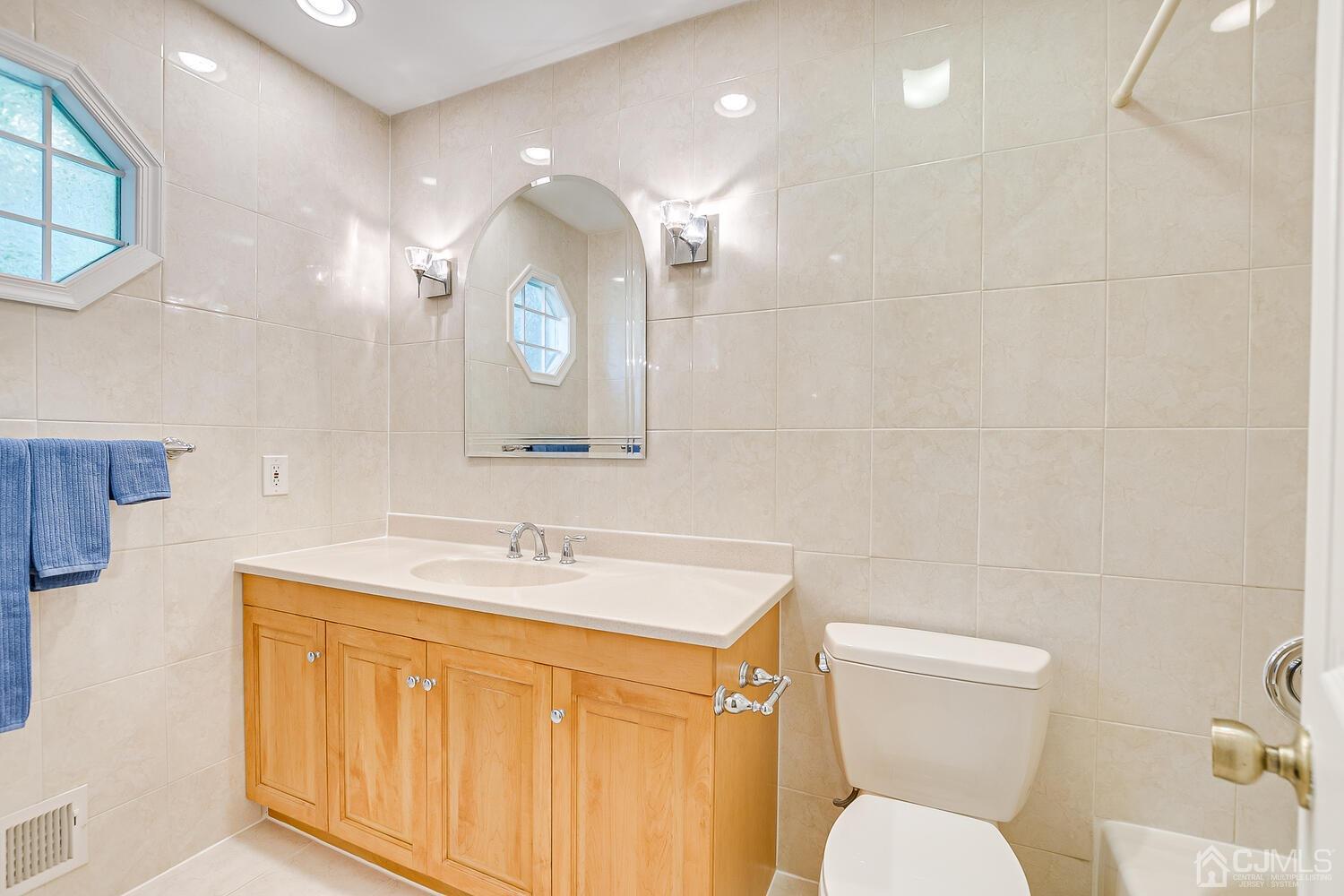 1606 Timber Oaks Road Edison, NJ 08820 - Photo 23 of 33 a bathroom with a toilet sink and mirror