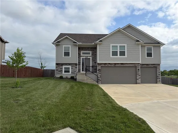 $2,445 | 1209 Northwest 3rd Street, Oak Grove, MO 64075