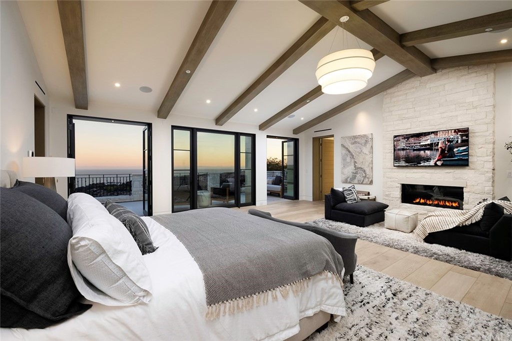 12 Swimmers Newport Coast, CA 92657 - Photo 33 of 38 a large bedroom with a large bed and a large window