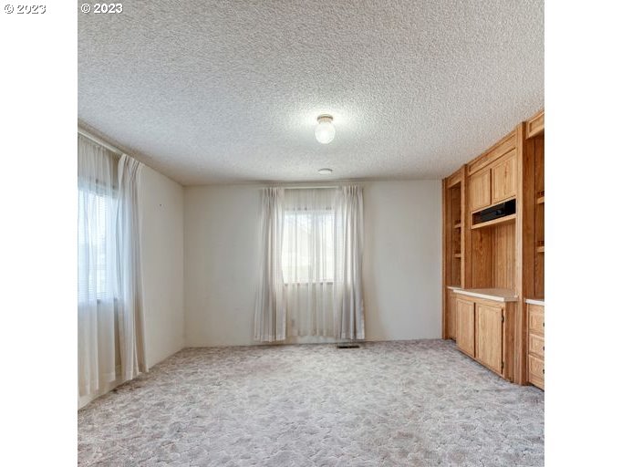 1199 North Terry Street Eugene, OR 97402 - Photo 14 of 32 a view of an empty room and window