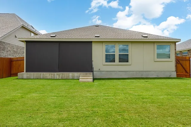 a view of a house with a backyard