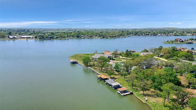 $799,000 | 1214 Kiowa Drive East, Lake Kiowa, TX 76240