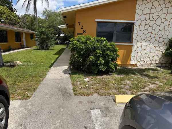 $2,300 | 728 Southwest 7th Street, Unit 12, Hallandale Beach, FL 33009