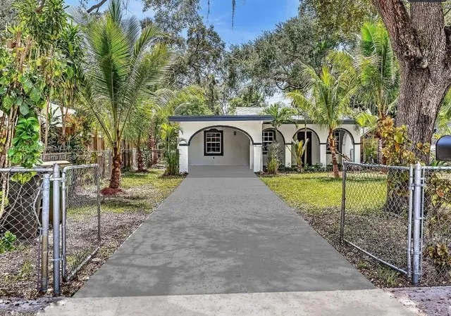 a view of a house with backyard