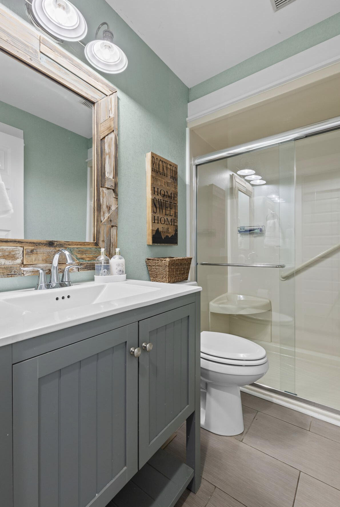 6015 Sawyer Road Signal Mountain, TN 37377 - Photo 21 of 44 Guest Bathroom