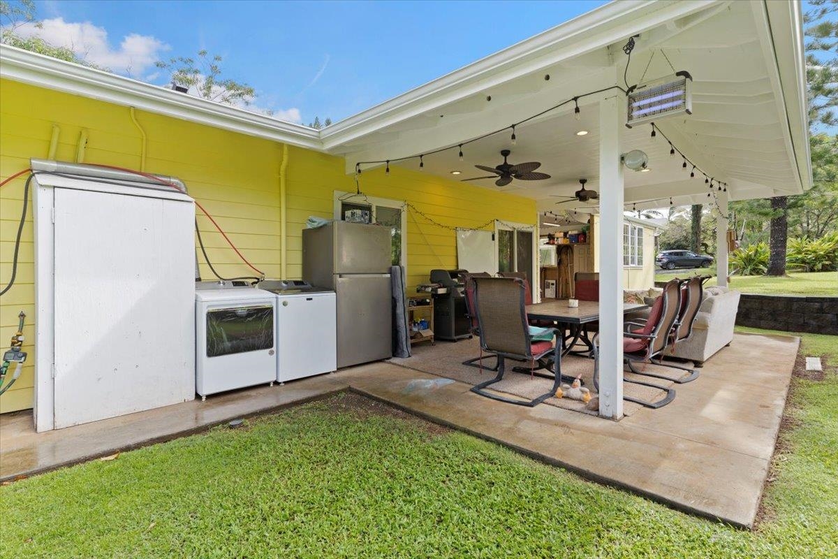 200 Awalau Road, Unit B Haiku, HI 96708 - Photo 27 of 39 a view of a backyard with a table and chairs