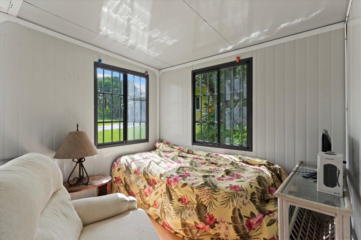 200 Awalau Road, Unit B Haiku, HI 96708 - Photo 34 of 39 a bedroom with a bed and a window